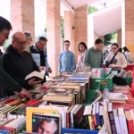 Visitants al lloc d’Un Rastro de Libros durant la XV Fira del Llibre de l’Alcúdia