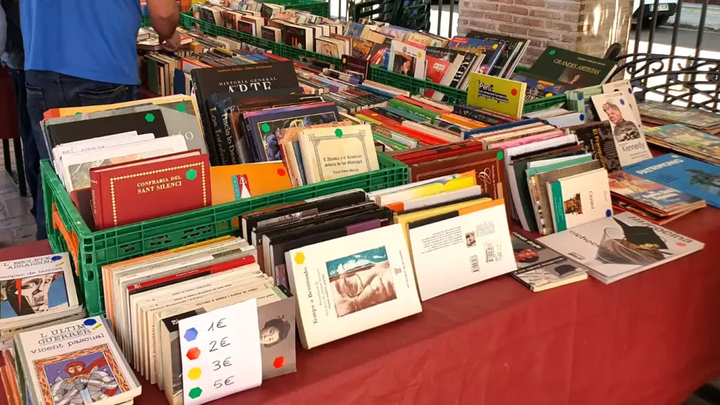 Llibres de segona mà exposats a la Fira del Llibre de l’Alcúdia