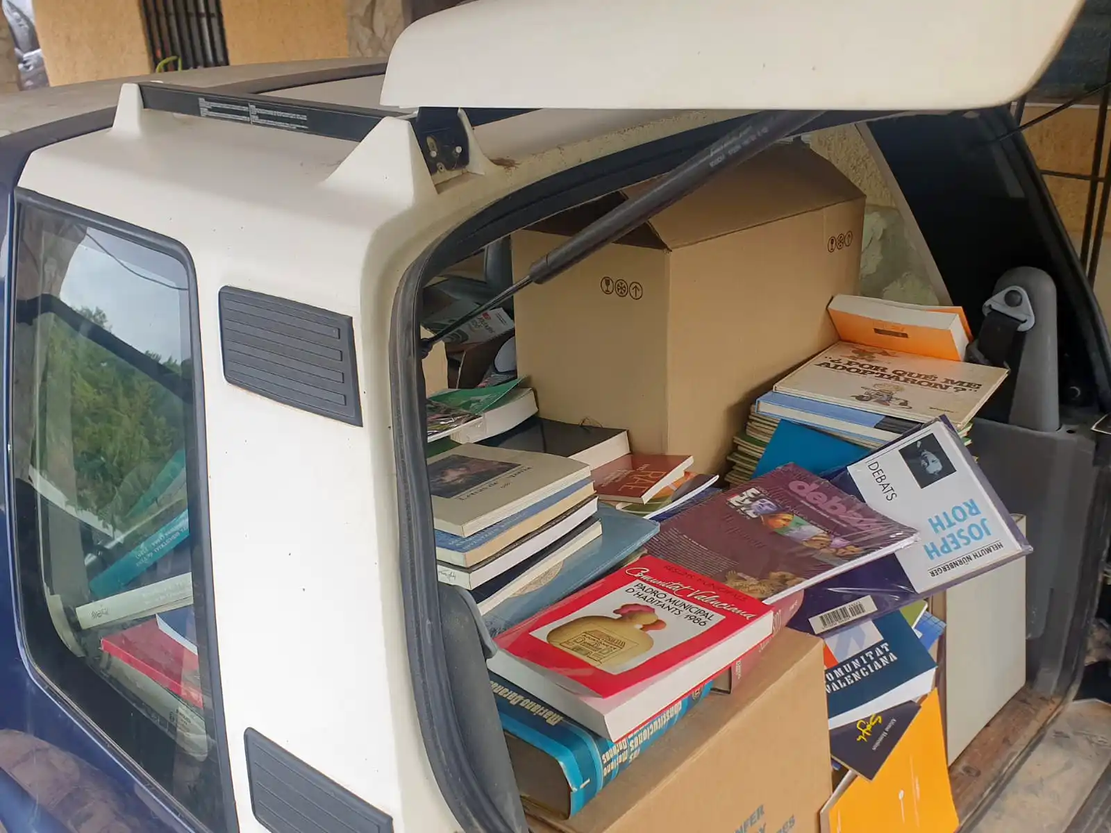 Llibres i caixes carregats en un vehicle després d’una recollida
