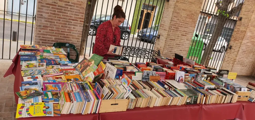 Alba al lloc d’Un Rastro de Libros durant la XV Fira del Llibre de l’Alcúdia